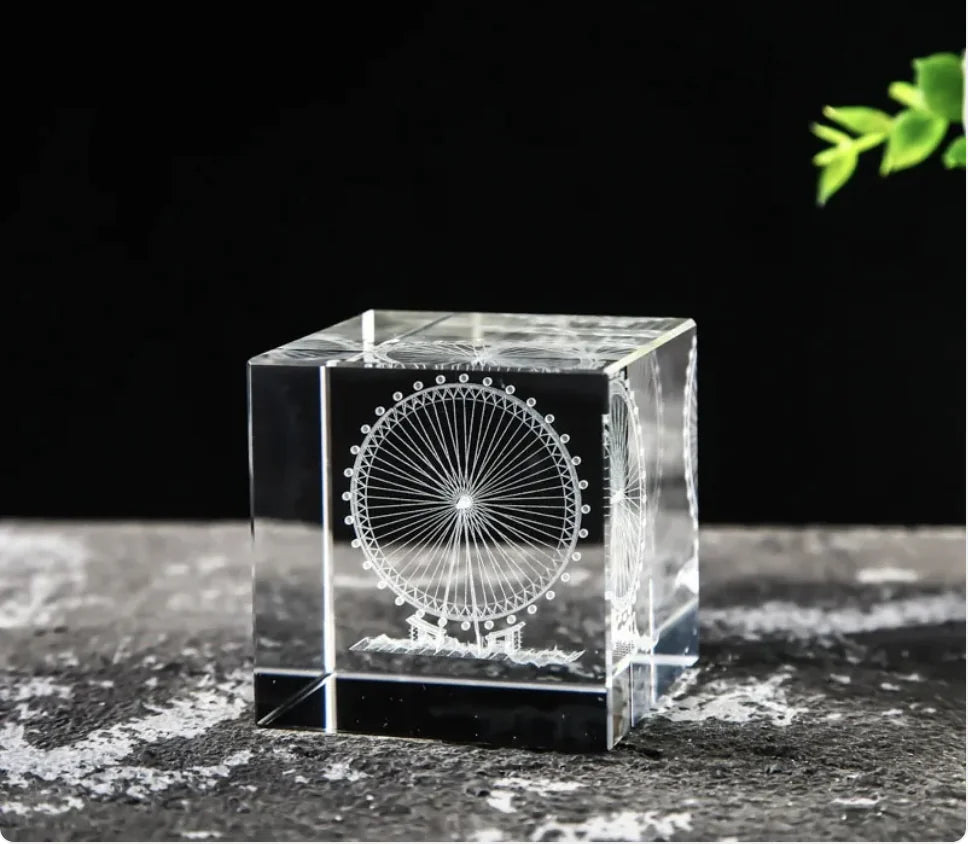 Creative Desktop Ornament with White Crystal / Cube décorative en crystal transparent