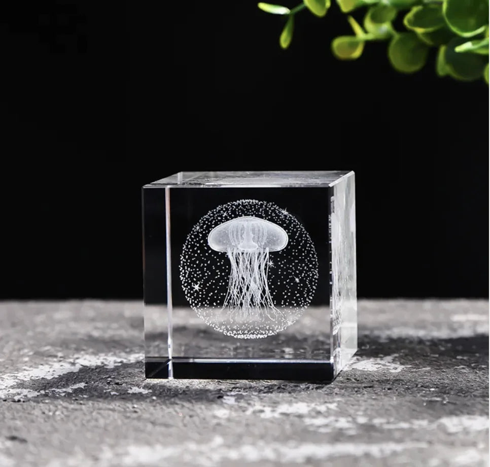 Creative Desktop Ornament with White Crystal / Cube décorative en crystal transparent