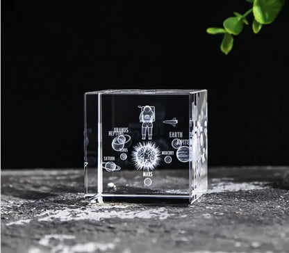 Creative Desktop Ornament with White Crystal / Cube décorative en crystal transparent