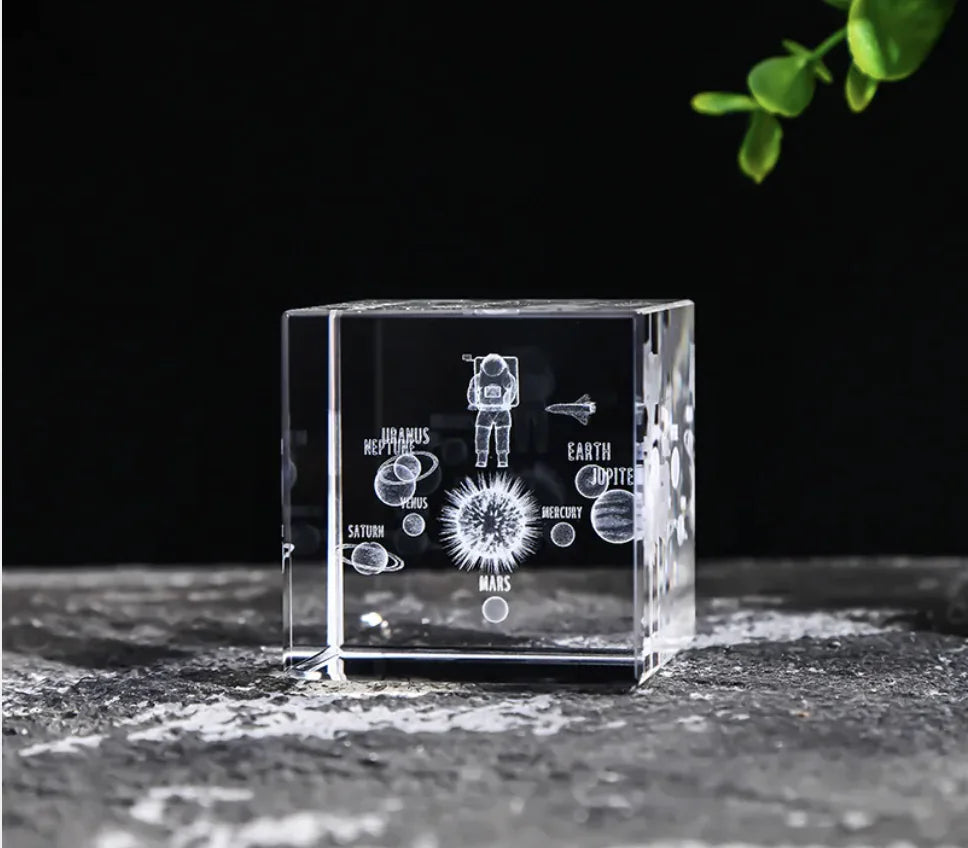 Creative Desktop Ornament with White Crystal / Cube décorative en crystal transparent