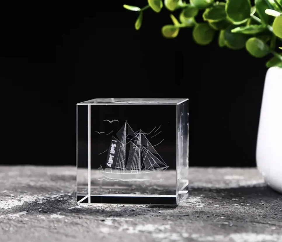 Creative Desktop Ornament with White Crystal / Cube décorative en crystal transparent