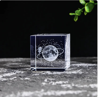 Creative Desktop Ornament with White Crystal / Cube décorative en crystal transparent