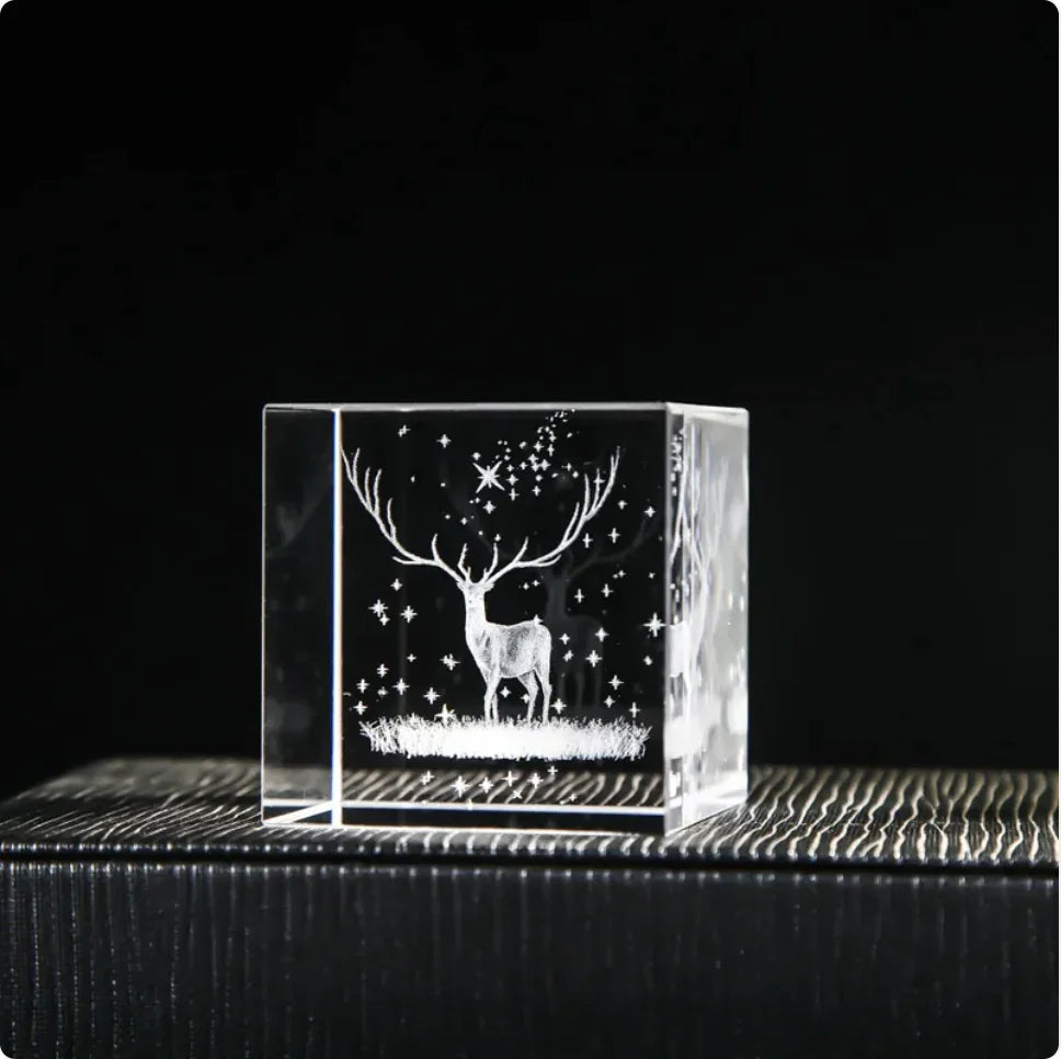 Creative Desktop Ornament with White Crystal / Cube décorative en crystal transparent