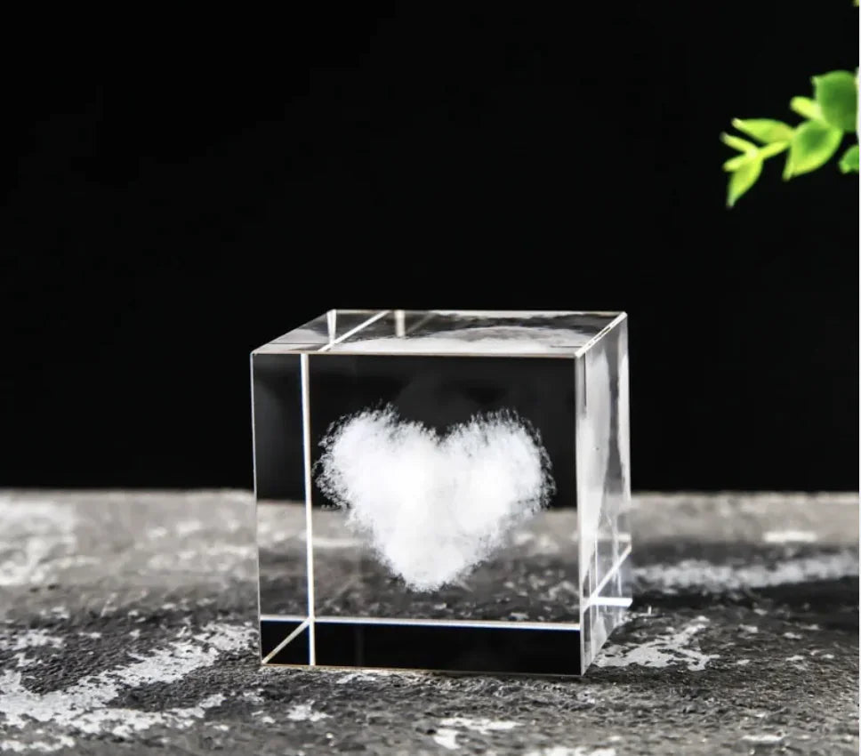 Creative Desktop Ornament with White Crystal / Cube décorative en crystal transparent