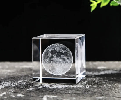 Creative Desktop Ornament with White Crystal / Cube décorative en crystal transparent