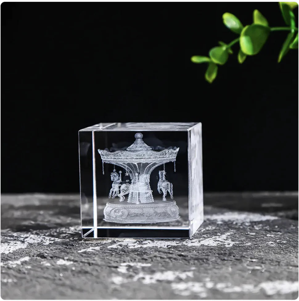 Creative Desktop Ornament with White Crystal / Cube décorative en crystal transparent