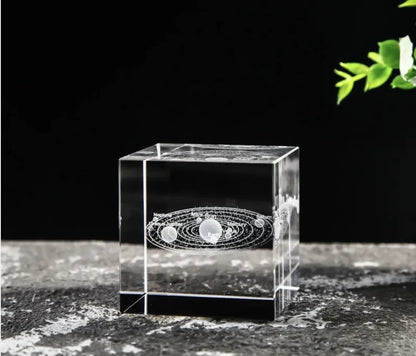 Creative Desktop Ornament with White Crystal / Cube décorative en crystal transparent